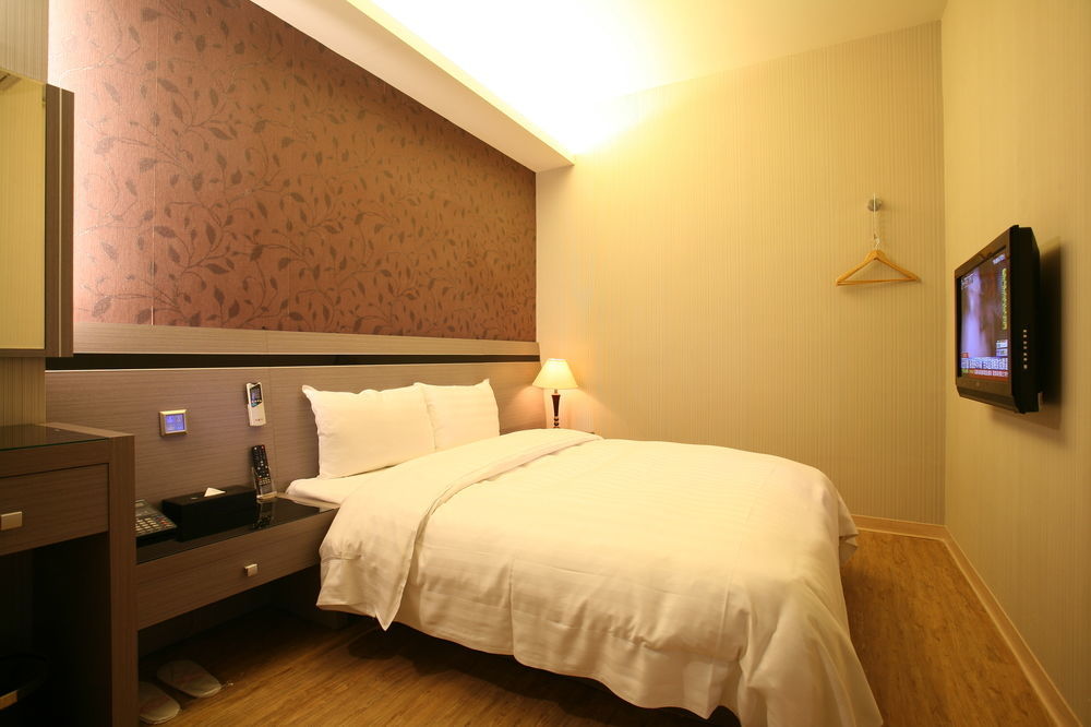 Military 75 Hotel Тайджун Екстериор снимка