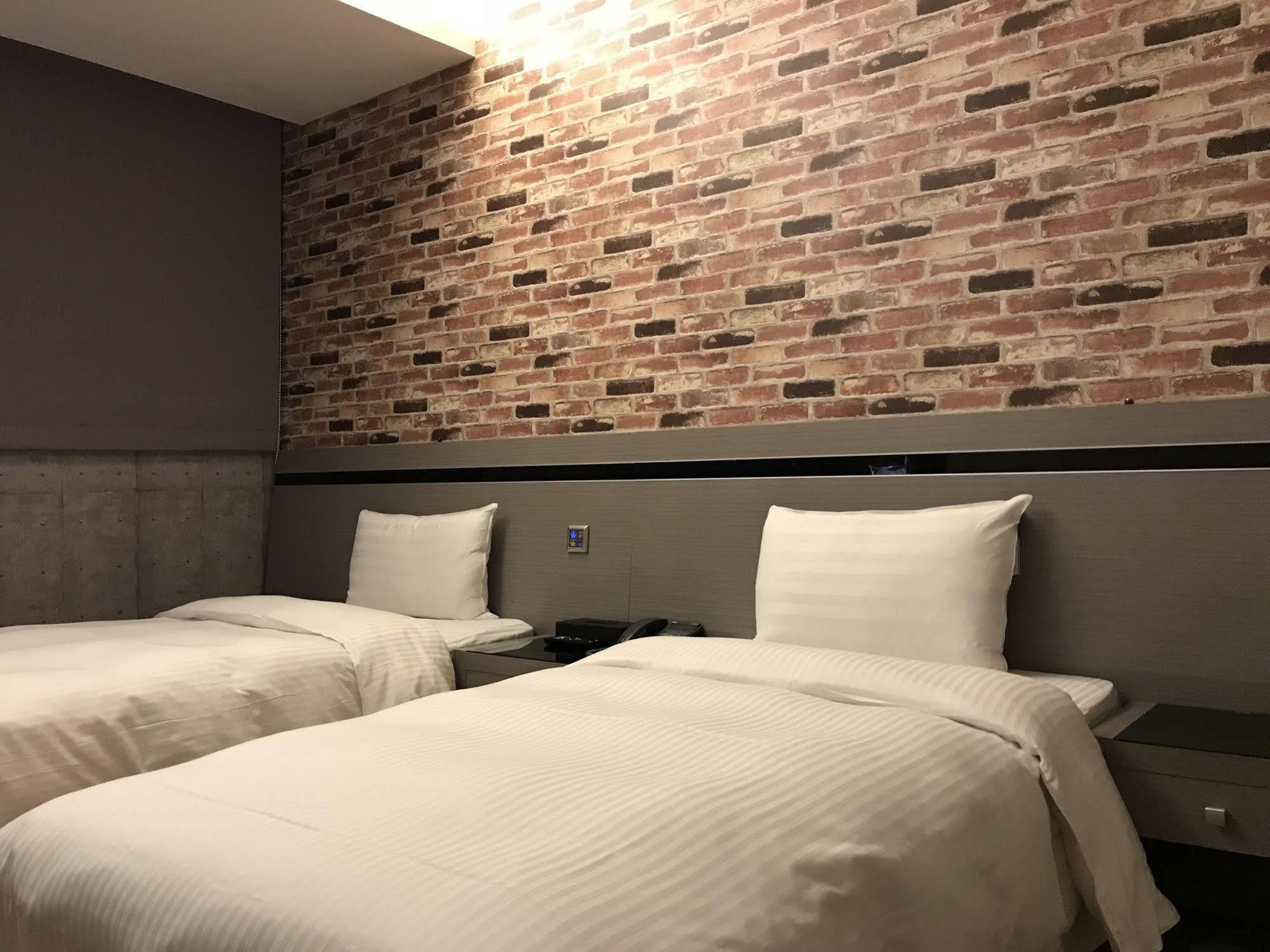 Military 75 Hotel Тайджун Екстериор снимка